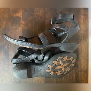 Born black leather gladiator sandles with buckles size 8 / 39 Cute!